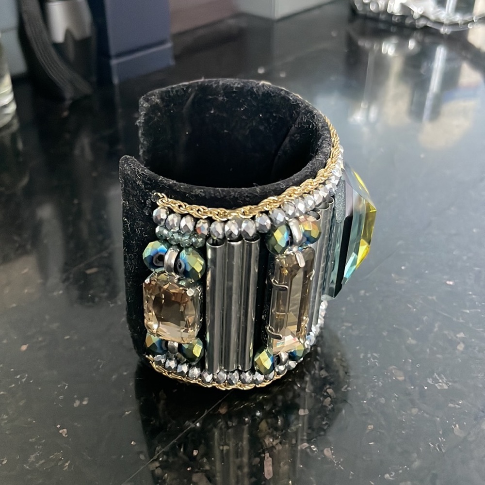 NWT!✅ Embellished cuff geometric bracelet ▪️🔶 - Picture 4 of 5